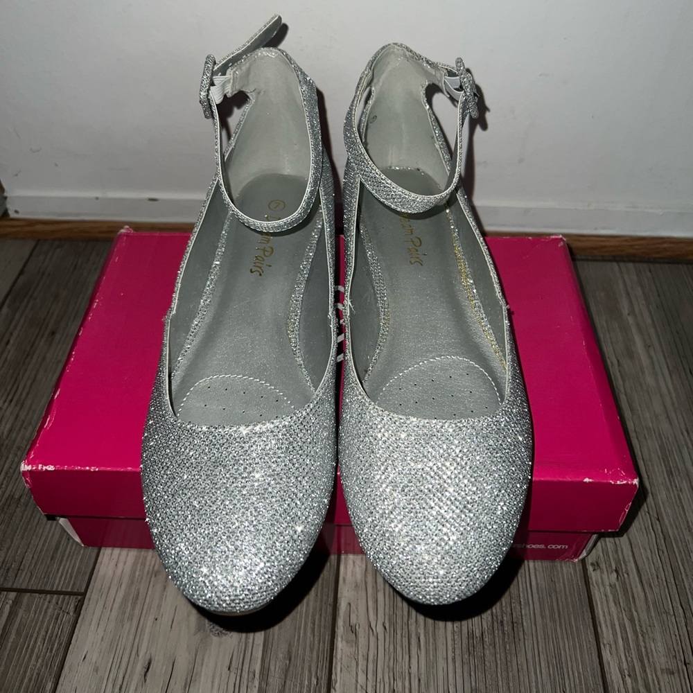 Size 7: Silver/ Glitter Revona Dream Pairs Flats
